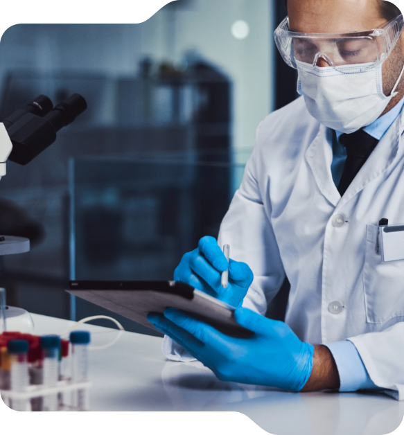 Pathologist using siFISH platform — sïParadigm